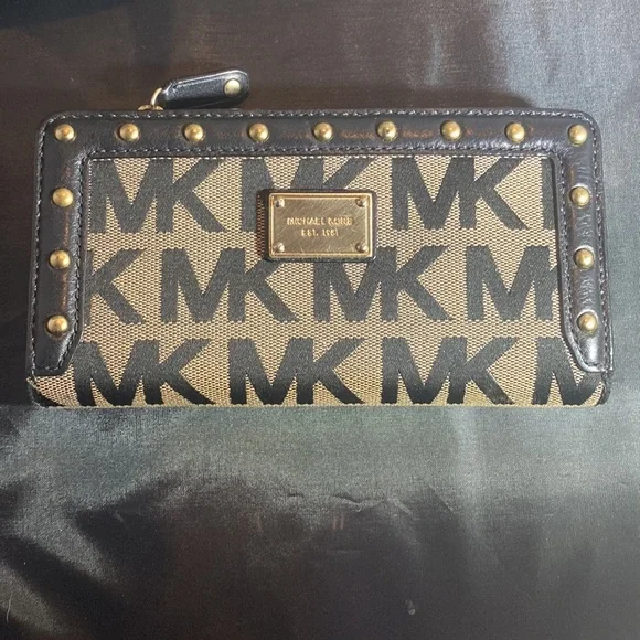 Michael Kors hand bag and wallet. - Picture 2 of 9